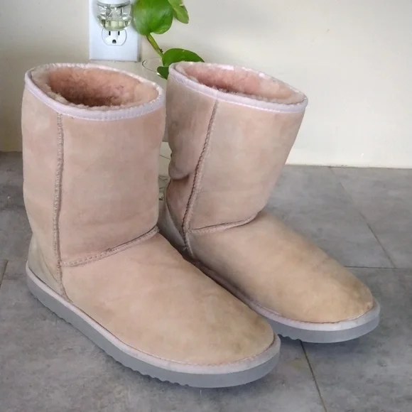 UGG AUSTRALIA BOOTS - Picture 1 of 12
